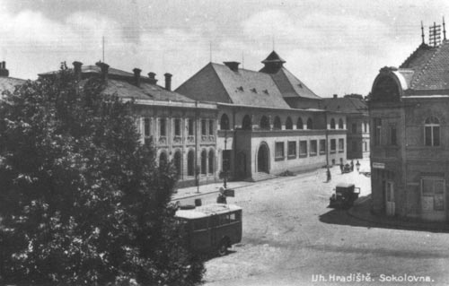 Velehradská třída s budovou Sokolovny
