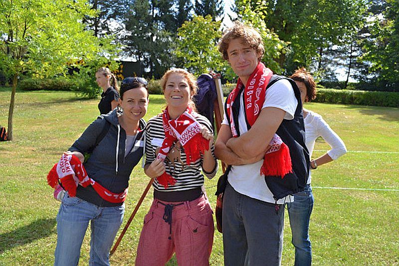 Tereza Novotná, Klára Vojtková a Jan Horák při pétanquu v ZOO Zlín v roce 2012