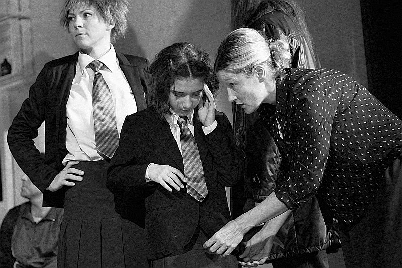 Výtvarnice Eva Jiřikovská upravuje kostým Aimee na jedné z generálních zkoušek, vlevo Klára Vojtková - foto Marek Malůšek
