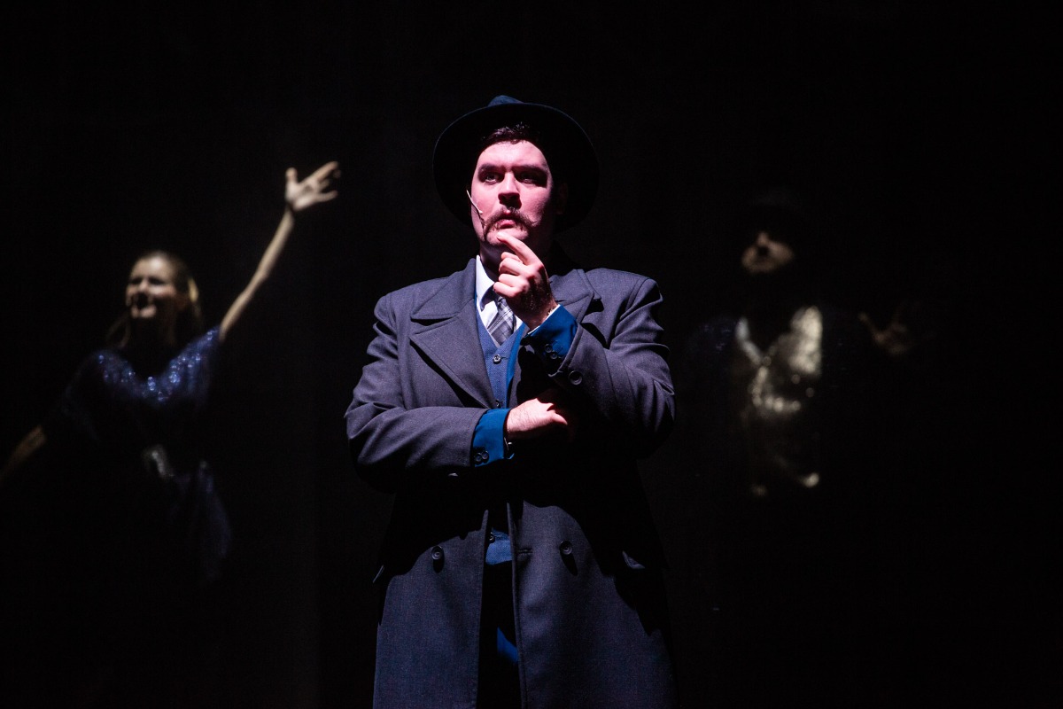 Sherlock Holmes a záhada za oponou