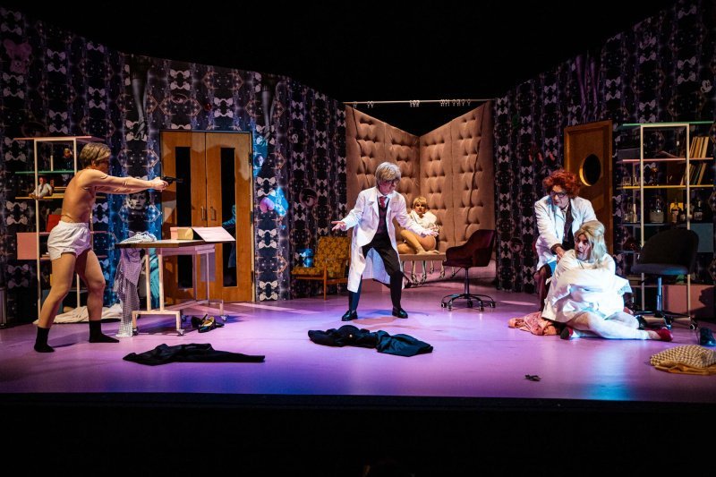 Komedie Klíčovou dírkou nabídne gagy, záměny a bláznivé situace