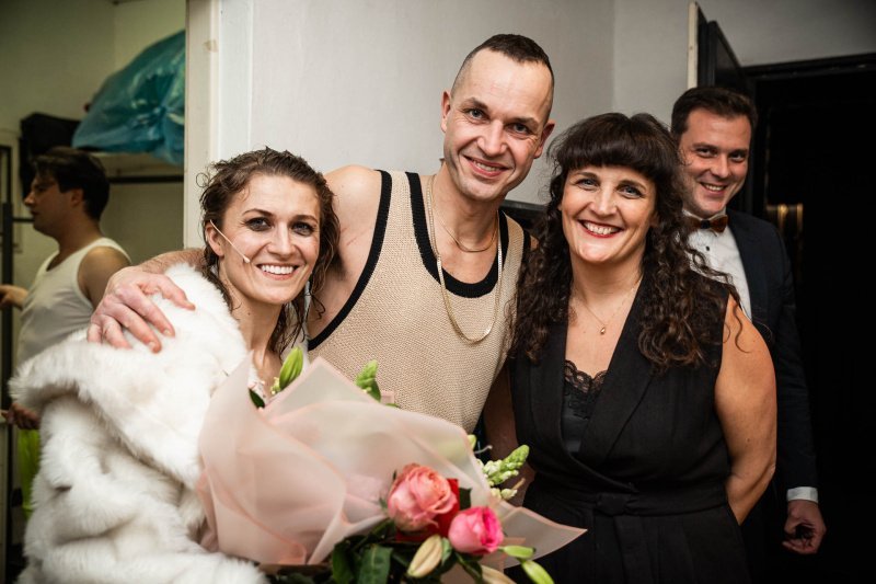 Anna Davidová (vpravo) s Pavlínou a Jiřím Hejcmanovými po premiéře