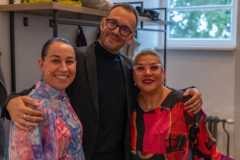 Na pohovce Jožky Kubáníka - Jitka Hlaváčová, Josef Kubáník a Dagmar Pecková - foto: Tomáš Chrástek 