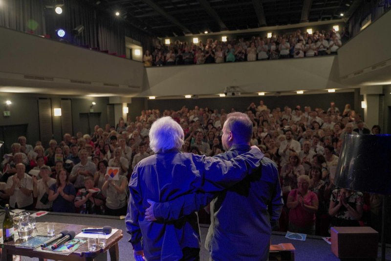 Na pohovce Jožky Kubáníka - Václav Neckář se synem a pohled do hlediště - foto: Tomáš Chrástek 