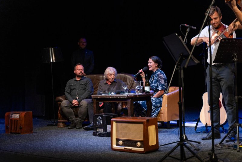 Na pohovce Jožky Kubáníka - Václav Neckář se synem Václavem, Pavlína Hejcmanová a Jakub Tomala z CM Cifra - foto: Tomáš Chrástek 