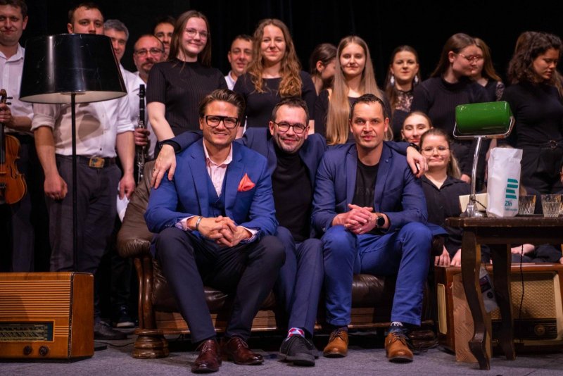 Na pohovce Jožky Kubáníka - Ondřej Brzobohatý, Josef Kubáník, Jiří Hejcman a CM Cifra se sborem Viva La Musica - foto: Tomáš Chrástek 