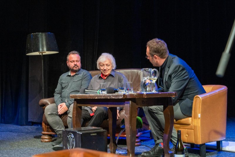 Na pohovce Jožky Kubáníka - Václav Neckář se synem Václavem a Josef Kubáník - foto: Tomáš Chrástek 