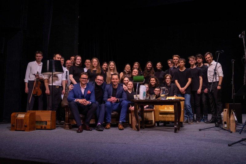 Na pohovce Jožky Kubáníka - Ondřej Brzobohatý, Josef Kubáník, Jiří Hejcman a CM Cifra se sborem Viva La Musica - foto: Tomáš Chrástek 