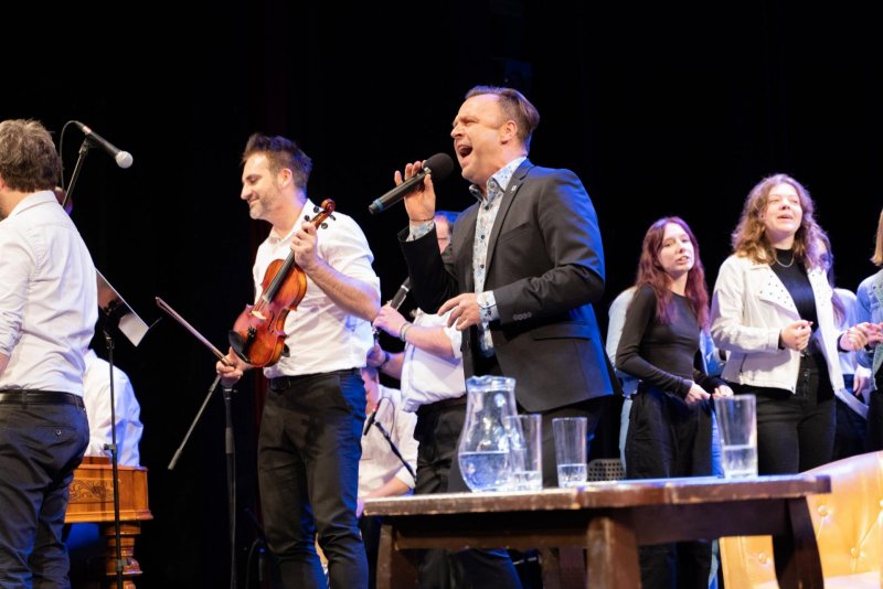 Na pohovce Jožky Kubáníka - Tomáš Šulaj a za ním CM Cifra a sbor La Viva Musica - foto: Tomáš Chrástek 