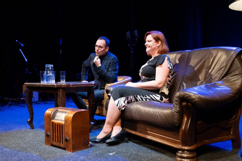 Na pohovce Jožky Kubáníka - Josef Kubáník a kvízová dáma Dagmar Jančová - foto: Tomáš Chrástek 