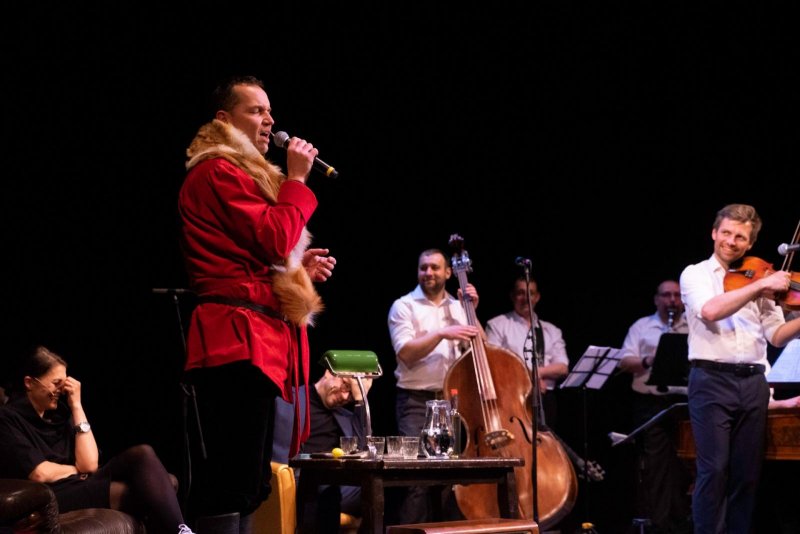 Na pohovce Jožky Kubáníka - Pavlína Hejcmanová, Jiří Hejcman a CM Cifra - foto: Tomáš Chrástek 