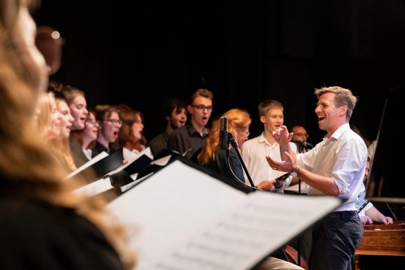 Na pohovce Jožky Kubáníka - sbor Viva La Musica - foto: Tomáš Chrástek 