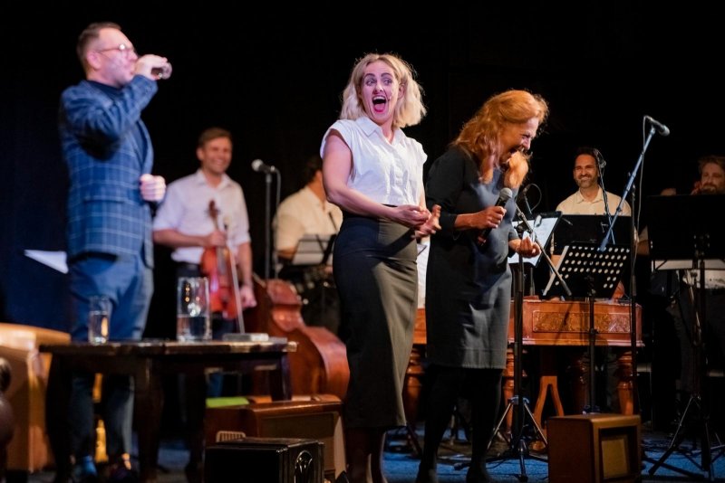 Na pohovce Jožky Kubáníka - Josef Kubáník, Petra Staňková, Simona Stašová a CM Cifra - foto: Tomáš Chrástek 