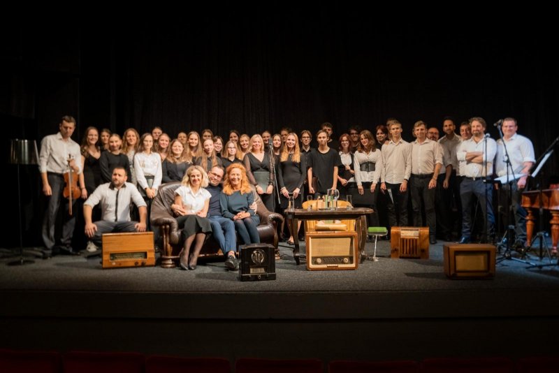 Na pohovce Jožky Kubáníka - Josef Kubáník s hostkami Simonou Stašovou, Petrou Staňkovou, CM Cifra a sborem Viva La Musica - foto: Tomáš Chrástek 