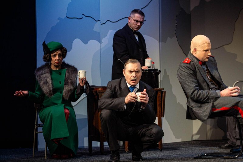 Monument pro Hradiště - Tereza Novotná, Pavel Hromádka a Jakub Zelinka a za nimi David Vaculík - foto: Kuba Jíra 