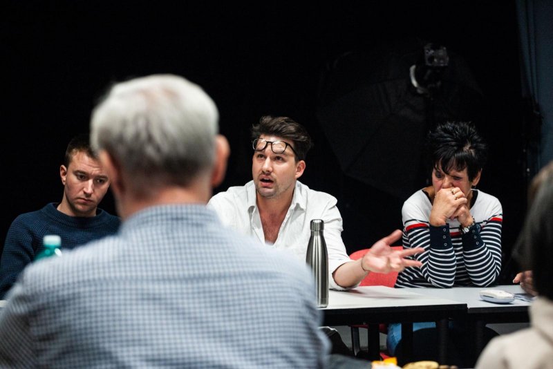 Monument pro Hradiště_zahajovací zkouška_Pavel Šupina, Jakub Zelinka a rekvizitářka Hana Jahodíková_foto: Kuba Jíra 