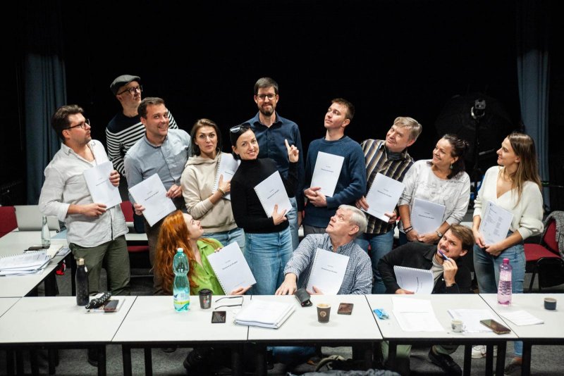 Monument pro Hradiště_zahajovací zkouška_kompletní tým s autorem hry Pavlem Molkem (uprostřed v tmavě modré košili a brýlích)_foto: Kuba Jíra 