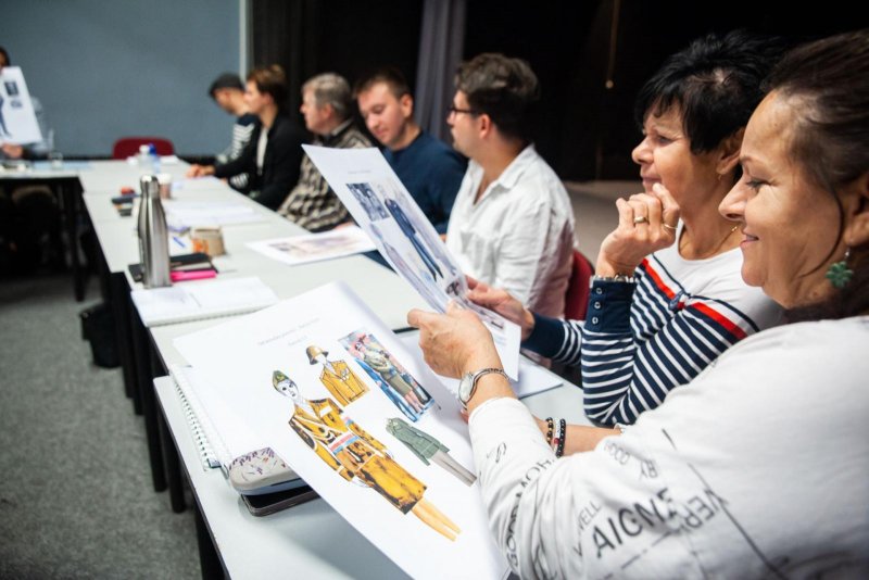 Monument pro Hradiště_zahajovací zkouška_nápovědka Jitka Janečková a rekvizitářka Hana Jahodíková si prohlížejí návrhy kostýmů_foto: Kuba Jíra 