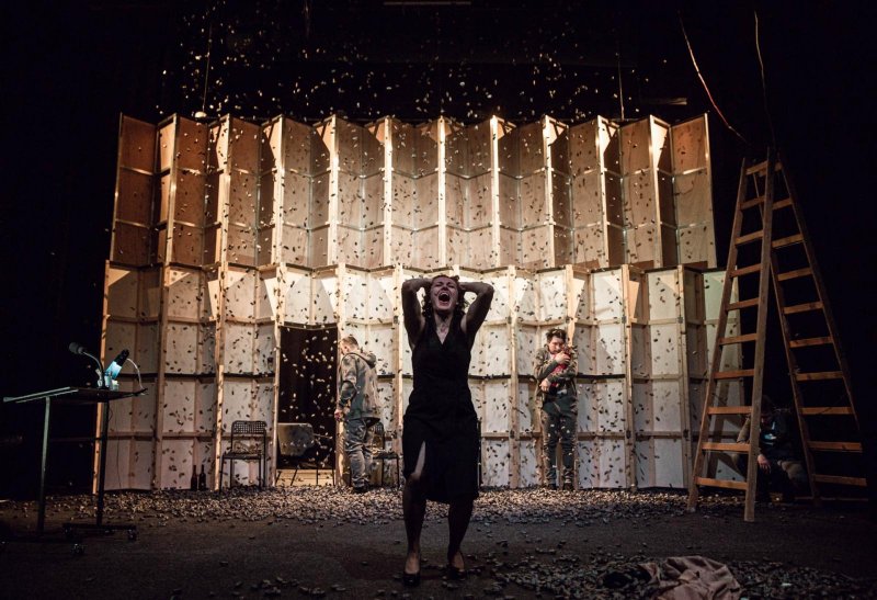 Jak jsme se dostali až sem - Pavlína Hejcmanová a za ní David Vaculík a Jakub Zelinka - foto: Kuba Jíra 