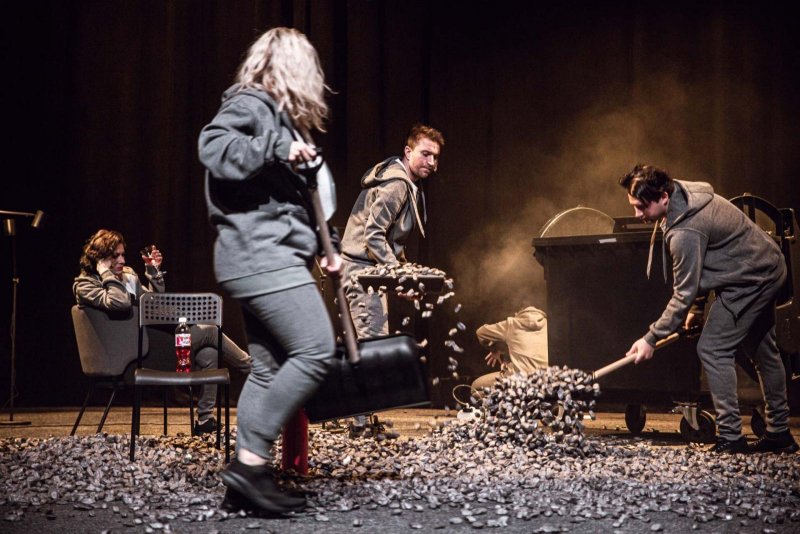 Jak jsme se dostali až sem - Petra Staňková (zády) a za  ní Pavlína Hejcmanová, Pavel Šupina a Jakub Zelinka - foto: Kuba Jíra 