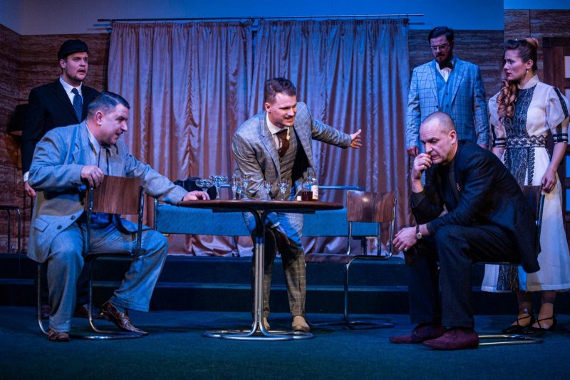 Hostina dravců - Daniel Gajdoš, před ním u stolu Zdeněk Trčálek, Tomáš Žilinský, Jiří Hejcman a za ním Lukáš Matěj a Kateřina Michejdová - foto: Kuba Jíra 