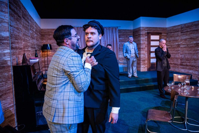 Hostina dravců - Lukáš Matěj s Danielem Gajdošem a vzadu Tomáš Žilinský, Zdeněk Trčálek a Jiří Hejcman - foto: Kuba Jíra 