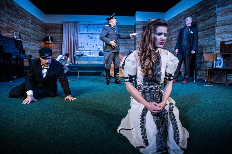 Hostina dravců - Daniel Gajdoš, Kateřina Michejdová a za ní Pavel Hromádka a Jiří Hejcman - foto: Kuba Jíra 