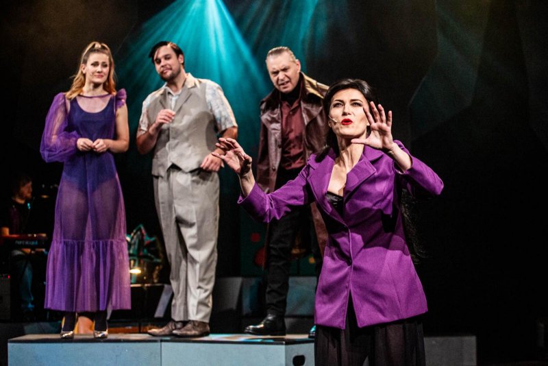 Zapeklitě! - Pavlína Hejcmanová a za ní Kateřina Michejdová, Daniel Gajdoš a Pavel Hromádka - foto: Kuba Jíra 