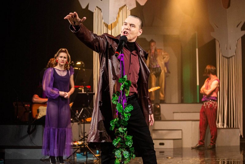 Zapeklitě! - Pavel Hromádka a za ním Kateřina Michejdová, Tomáš Šulaj a Pavel Šupina - foto: Kuba Jíra 