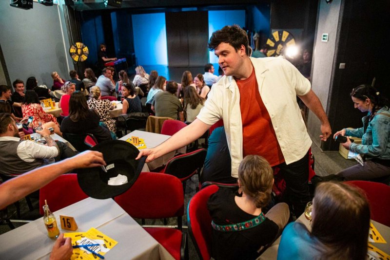 Volný večer - Daniel Gajdoš sbírá od diváků v publiku úkoly k improvizaci - foto: Kuba Jíra 