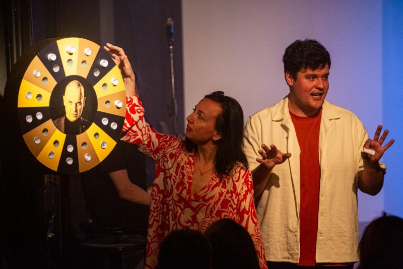 Volný večer - Daniel Gajdoš s divačkou Terezou Novotnou, která vytáčí zadání improvizačního úkolu - foto: Kuba Jíra 