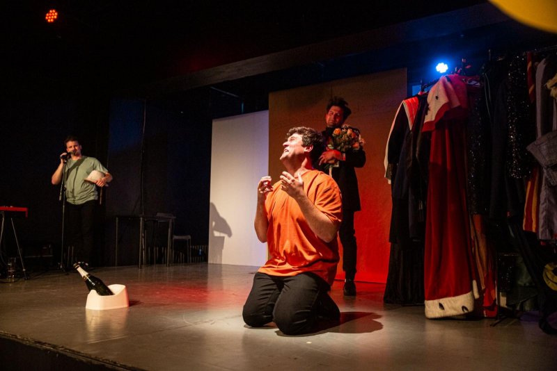 Volný večer - Tomáš Žilinský, Daniel Gajdoš a za ním Jakub Zelinka - foto: Kuba Jíra 