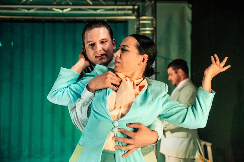 Ošklivec - Jakub Zelinka a Jitka Hlaváčová, za nimi Lukáš Matěj - foto: Kuba Jíra 