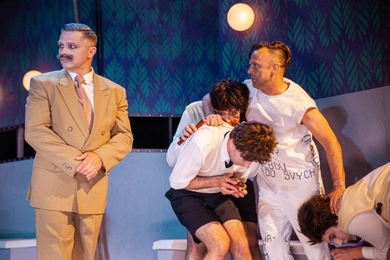 Fyzikové - David Vaculík a Tomáš Šulaj držící Daniela Gajdoše, Pavla Šupinu a Jakuba Zelinku - foto: Kuba Jíra 