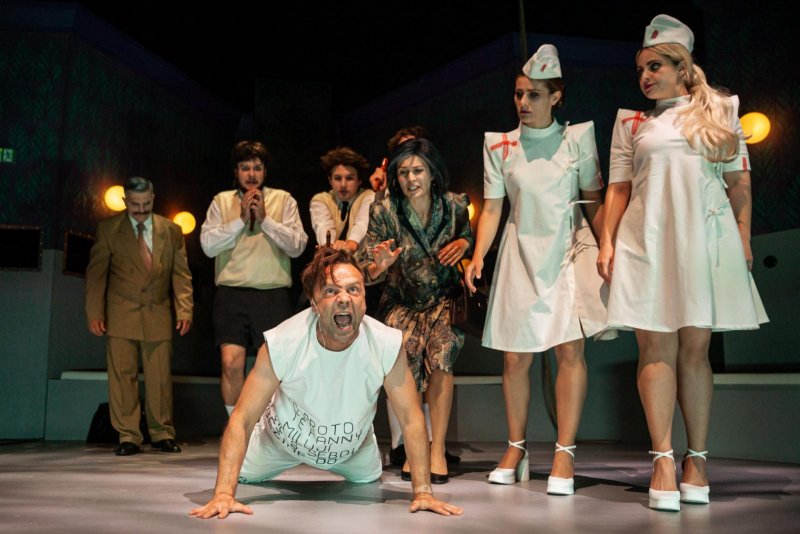 Fyzikové - David Vaculík, Daniel Gajdoš, Jakub Zelinka, Pavlína Hejcmanová, Kateřina Michejdová, Petra Staňková a ležící Tomáš Šulaj - foto: Kuba Jíra 