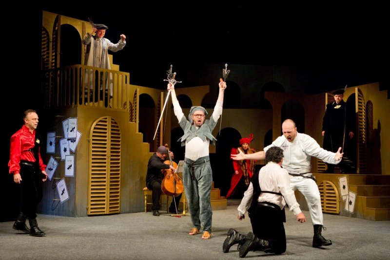 Romeo a Julie - Tomáš Šulaj, Pavel Hromádka, Josef Klíč s violoncellem, Josef Kubáník, Jitka Hlaváčová, Zdeněk Trčálek (zády), František Maňák a Martin Vrtáček - foto: Marek Malůšek 