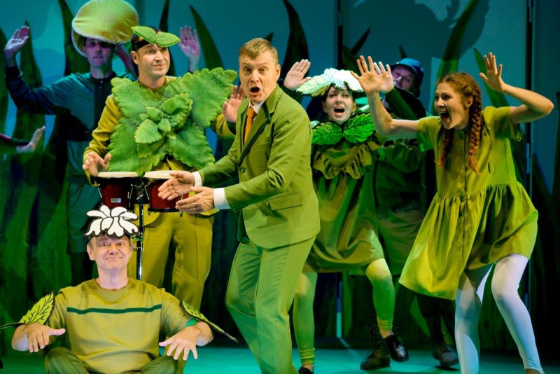 Anička a bylinkové kouzlo - Martin Vrtáček (sedící), Pavel Hromádka (uprostřed snímku) a za nimi David Vacke, Jiří Hejcman, Tereza Novotná, Pavel Majkus a Klára Vojtková - foto: Marek Malůšek 