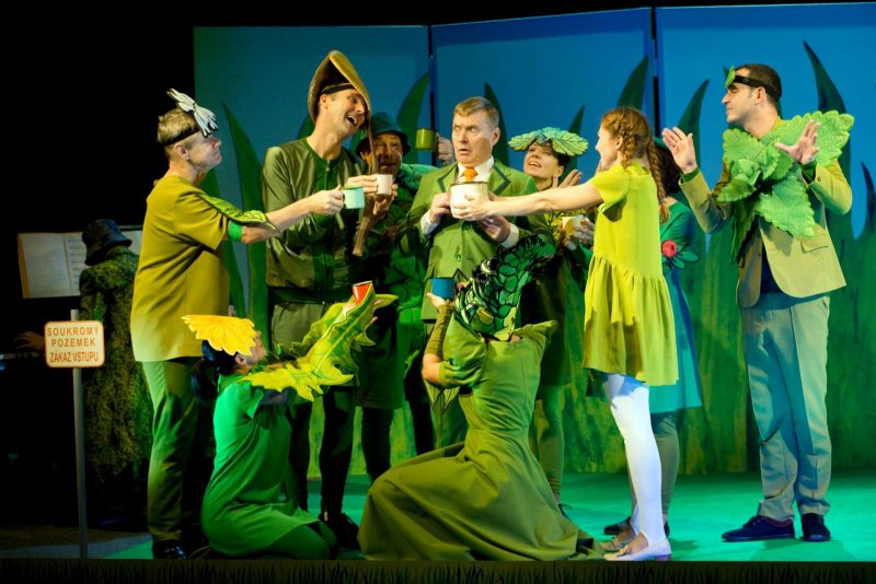 Anička a bylinkové kouzlo - Pavel Hromádka jako tatínek-investor obklopený bylinkami - foto: Marek Malůšek 