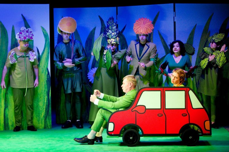 Anička a bylinkové kouzlo - Pavel Hromádka (řídící automobil), Klára Vojtková (sedící v automobilu) a za nimi Martin Vrtáček, David Vacke, Pavlína Hejcmanová, Jiří Hejcman, Monika Horká a Tereza Novotná - foto: Marek Malůšek 