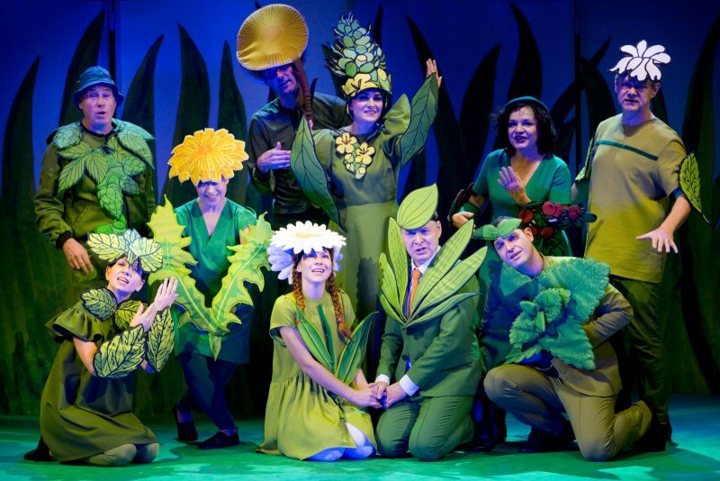 Anička a bylinkové kouzlo - Pavel Majkus, David Vacke, Pavlína Hejcmanová, Monika Horká, Martin Vrtáček a pod nimi Tereza Novotná, Jitka Hlaváčová, Klára Vojtková, Pavel Hromádka a Jiří Hejcman - foto: Marek Malůšek 