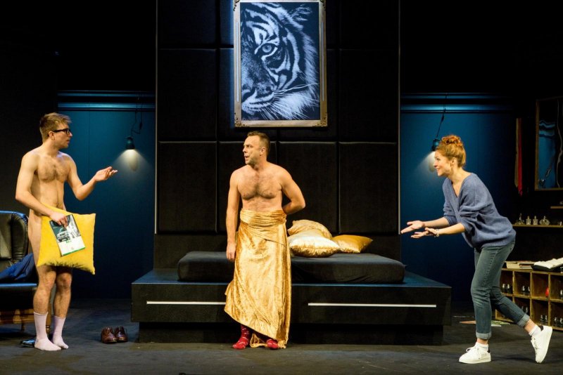 Dva úplně nazí muži - Pavel Šupina, Tomáš Šulaj a Klára Vojtková - foto: Marek Malůšek 