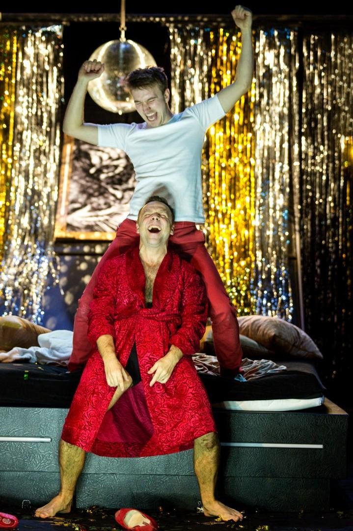 Dva úplně nazí muži - Pavel Šupina (nahoře) a Tomáš Šulaj - foto: Marek Malůšek 