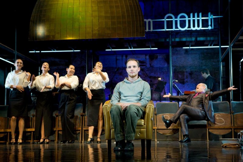 Jesus Christ Superstar - Tomáš David (vepředu v křesle), Martin Vrtáček a Soul Girls Linda Milotová, Tereza Novotná, Jitka Hlaváčová a Pavlína Hejcmanová - foto: Marek Malůšek 