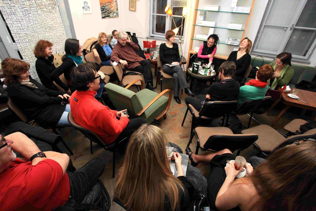 Beseda s polskou spisovatelkou Olgou Tokarczuk a autogramiáda její nové knihy Svůj vůz i pluh veď přes kosti mrtvých 5. 1. 2012 v Cafe Portal v Uherském Hradišti - foto Jan Karásek