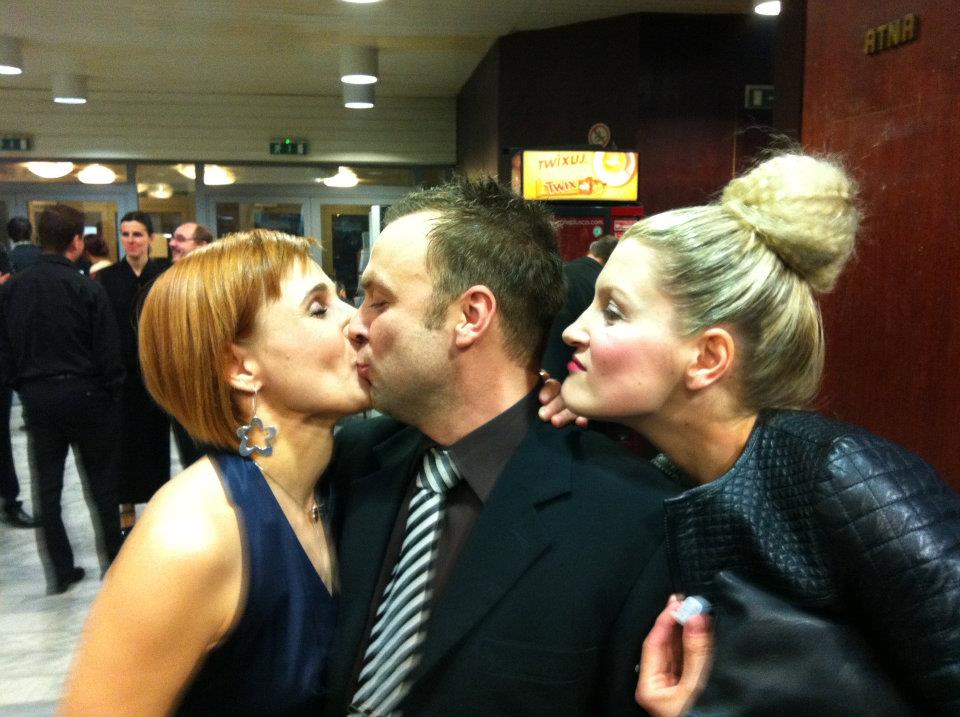 Ples 2012 - vzájemná gratulace některých oceněných - Pierotka Alžběta Kynclová, Oskar Tomáš Šulaj a držitelka Ceny komediantů Eva Jiřikovská - foto Josef Kubáník