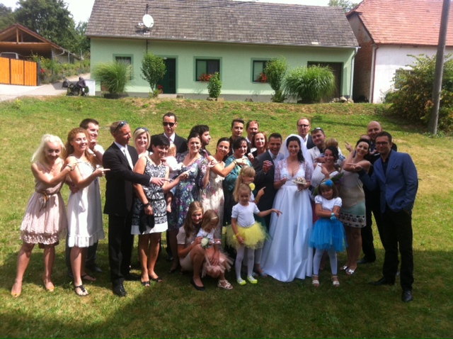 Novomanželé Vaculíkovi v obležení svatebních hostů ze Slováckého divadla