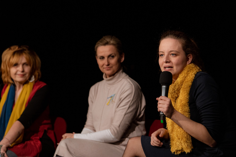 Markéta Špetíková (vpravo) jako moderátorka debaty Ruská válka Markéta Špetíková (vpravo) jako moderátorka debaty Ruská válka