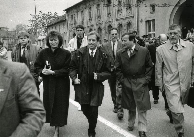 Václav Havel v roce 1992 odchází ze Slováckého divadla