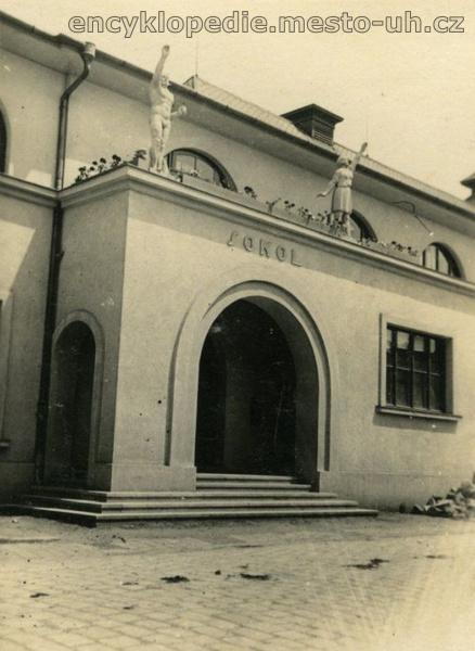 Budova sokolovny v roce 1930