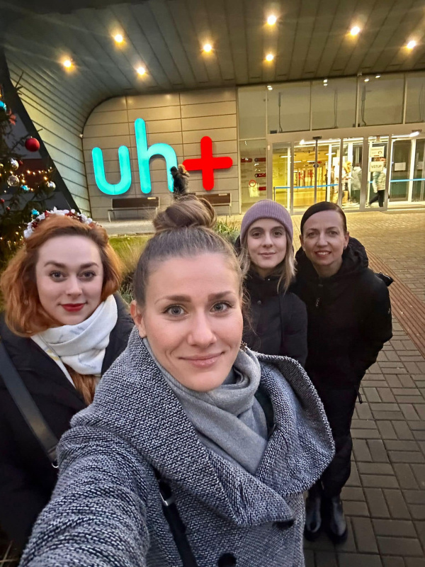 Herečky už zpívaly nejen na náměstí, ale i v nemocnici Herečky už zpívaly nejen na náměstí, ale i v nemocnici